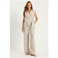 Gestreiftes Wickeltop und Weite Hose