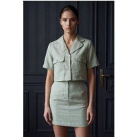 Zweiteiler aus Leinen-Crop-Shirt und Minirock