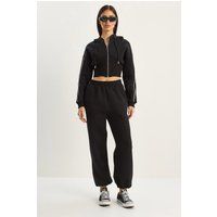 Set aus kurzem Hoodie und Jogginghose