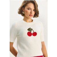 Strickoberteil mit Kirsch-Stickerei