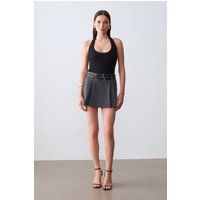 Minimalistisches Halterneck-Oberteil Slim-Fit
