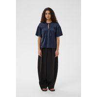 Kurzarm-Satinbluse mit Schlüsselloch-Ausschnitt