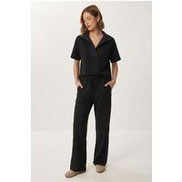 Minimalistisches Set aus Poloshirt und Weithose