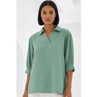 Locker geschnittene Polokragen-Bluse