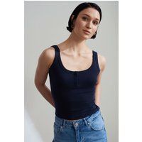 Geripptes Tanktop im Henley-Stil