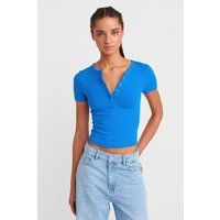 Enges Crop-Top mit Druckknöpfen