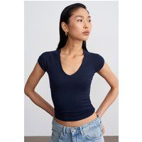 Eng anliegendes Crop-Top mit U-Ausschnitt