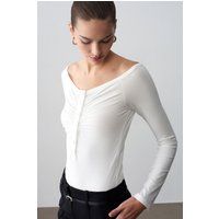 Geraffter Body mit Boot-Ausschnitt