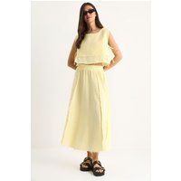 Zweiteiler aus Musselin-Bluse und Rock