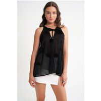 Halter-Bluse mit Rosetten-Applikation