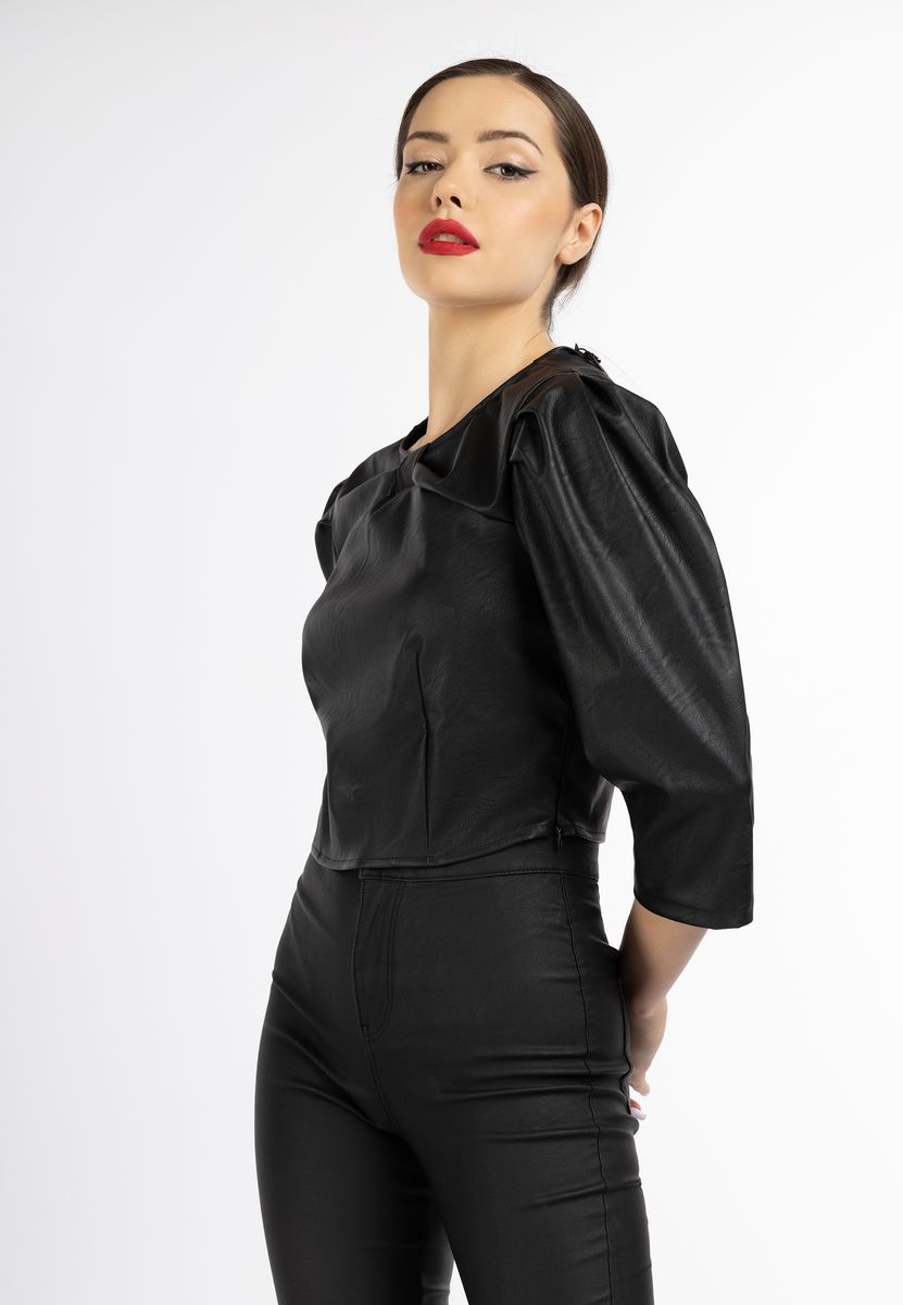 Kurzgeschnittene Kunstlederbluse mit Knotendetail