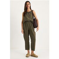 Minimalistisches ärmelloses Top und Karottenhose Set
