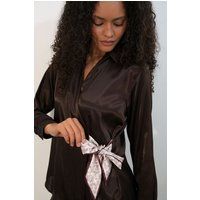Elegantes Satin-Wickelhemd mit Paisleyschleife