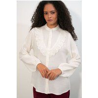 Romantische Bluse mit Rüschen-Lochstickerei