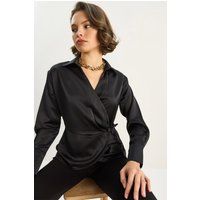 Elegantes Satin-Hemd in Wickeloptik