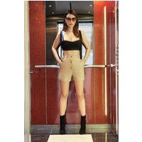 Taillierte High-Waist Shorts mit Knöpfen