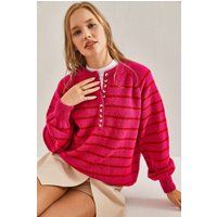Gestreifter Strickpullover mit Knopfleiste
