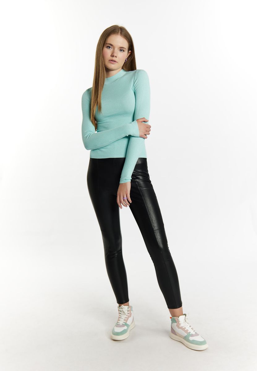 Gerippter Strickpullover mit Stehkragen