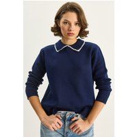 Strickpullover mit weißem Wellenkanten-Kragen