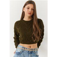Kurzer Zopfstrickpullover mit Rundhalsausschnitt