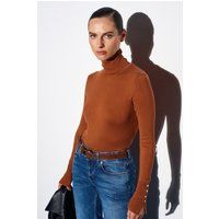 Rollkragen-Strickpullover mit Zierknöpfen