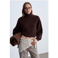 Verkürzter Oversize-Rollkragenpullover in Rippenoptik
