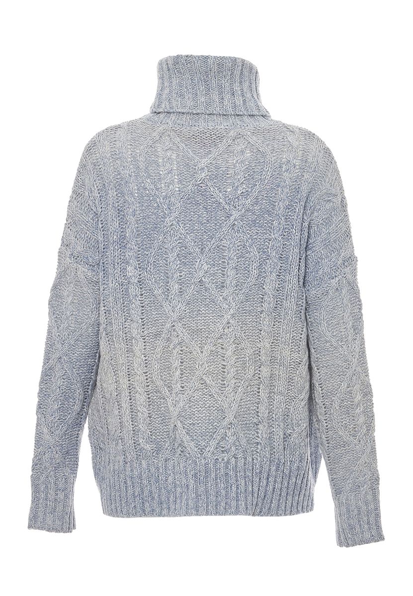Grobstrick-Rollkragenpullover mit Zopfmuster