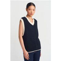 Strickweste mit Zopfmuster und V-Ausschnitt