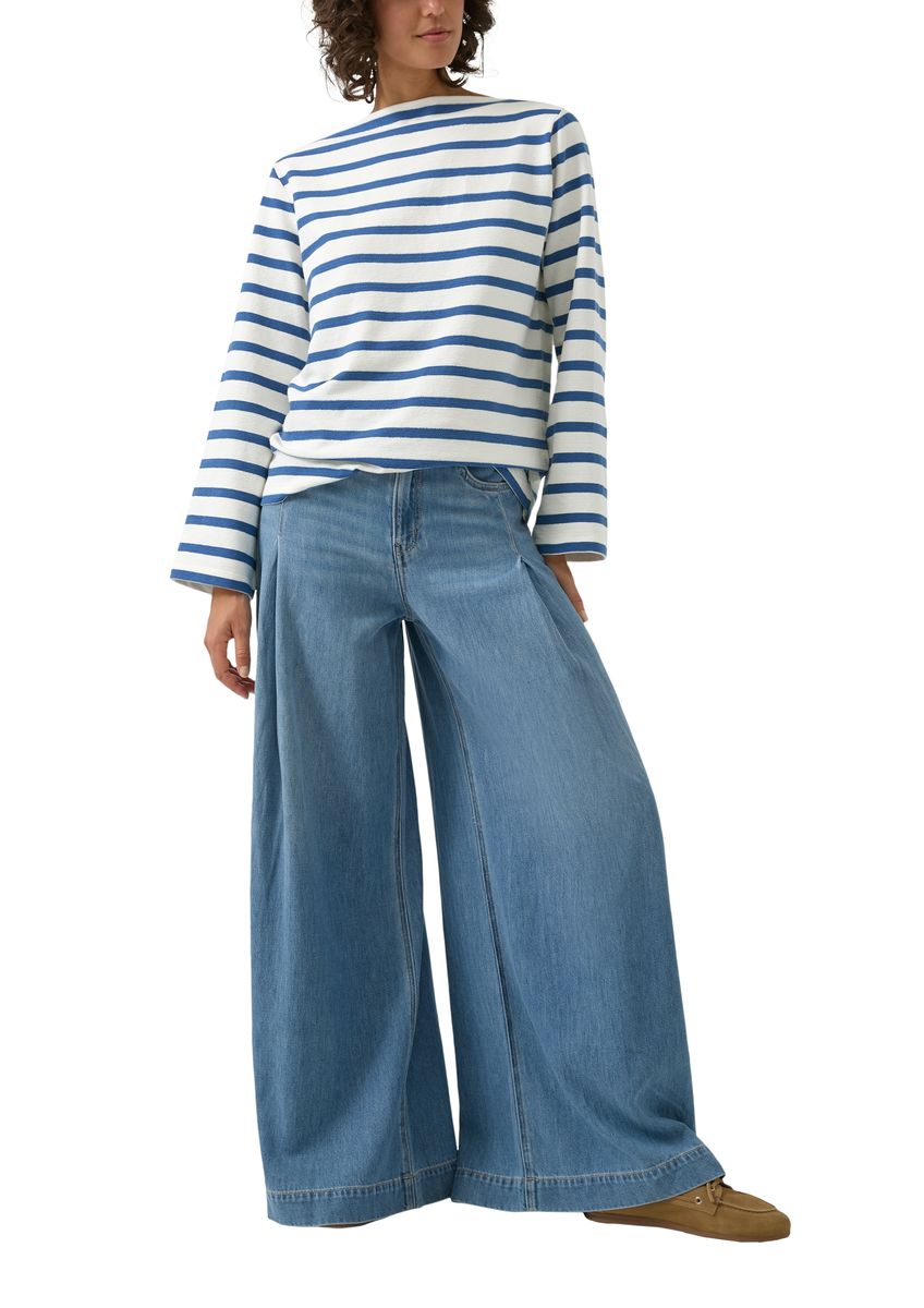 Gestreiftes Sweatshirt mit U-Boot-Ausschnitt