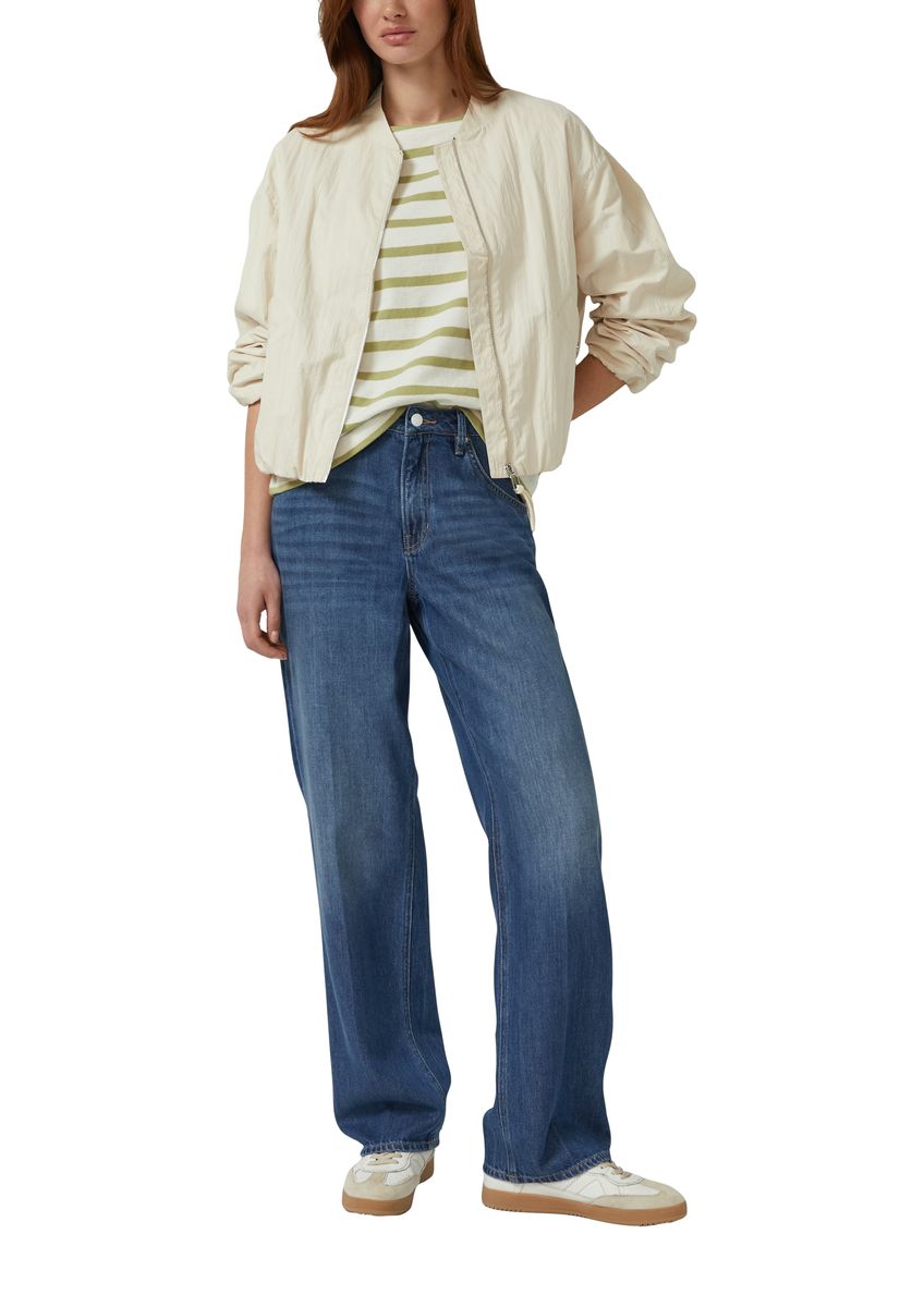 Gestreiftes Sweatshirt mit U-Boot-Ausschnitt