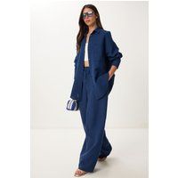 Oversize-Hemd und Weitbein-Hosen-Set