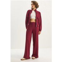 Set aus Reißverschlussjacke und weiter Hose
