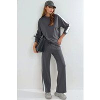 Gestreiftes Lounge-Set mit weitem Bein