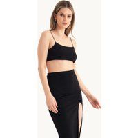 Minimalistisches Cami-Crop-Top und Schlitz-Maxirock Set
