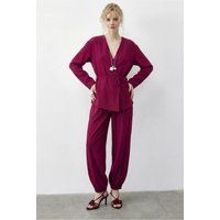 Elegantes Set aus Wickelbluse und Jogginghose