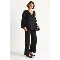 Minimalistisches Set aus Wickelbluse und Hose