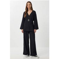 Minimalistisches Wickeloberteil und weite Hose Set