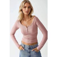 Geripptes Henley-Oberteil mit Spitzenbesatz