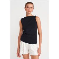 Elegantes Stricktop mit U-Boot-Ausschnitt