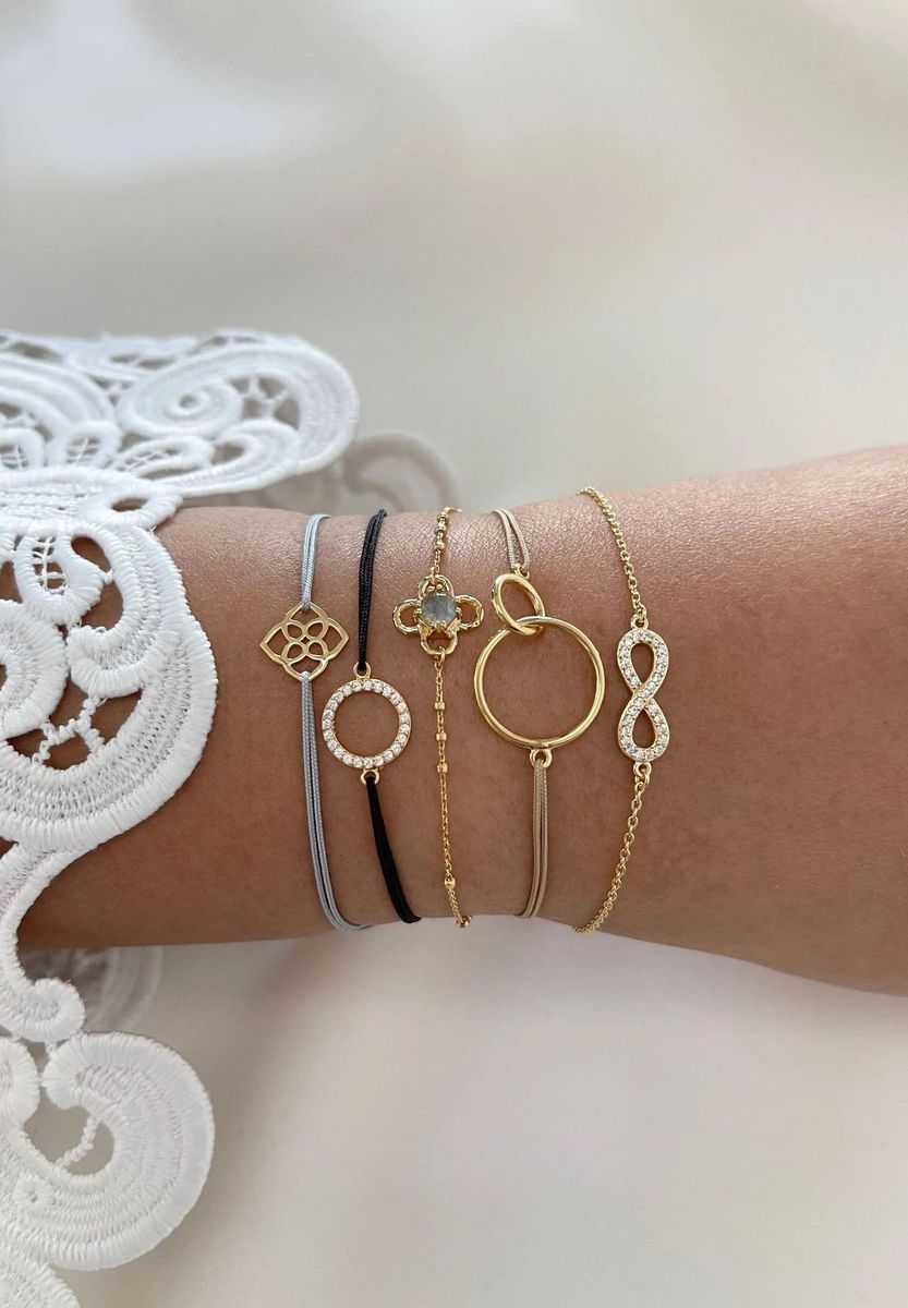 Zartes Kordelarmband mit Blumenanhänger