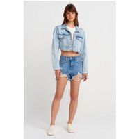 Hochgeschnittene Denim-Shorts mit Rissen
