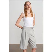 Hochtaillierte gestreifte Business-Shorts
