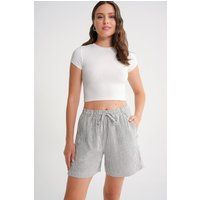 Gestreifte High-Waist Seersucker-Shorts