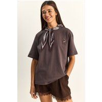 Oversize Besticktes T-Shirt mit Halstuch