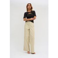 Schmal geschnittenes Rippshirt mit Cut-out