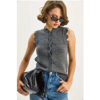 Strickweste mit Wellensaum und Knopfleiste