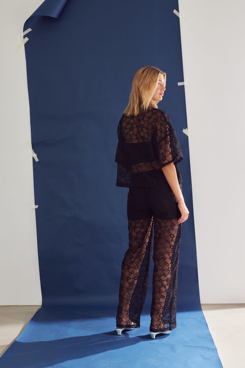 Weite Spitzenhose mit Blumenmuster