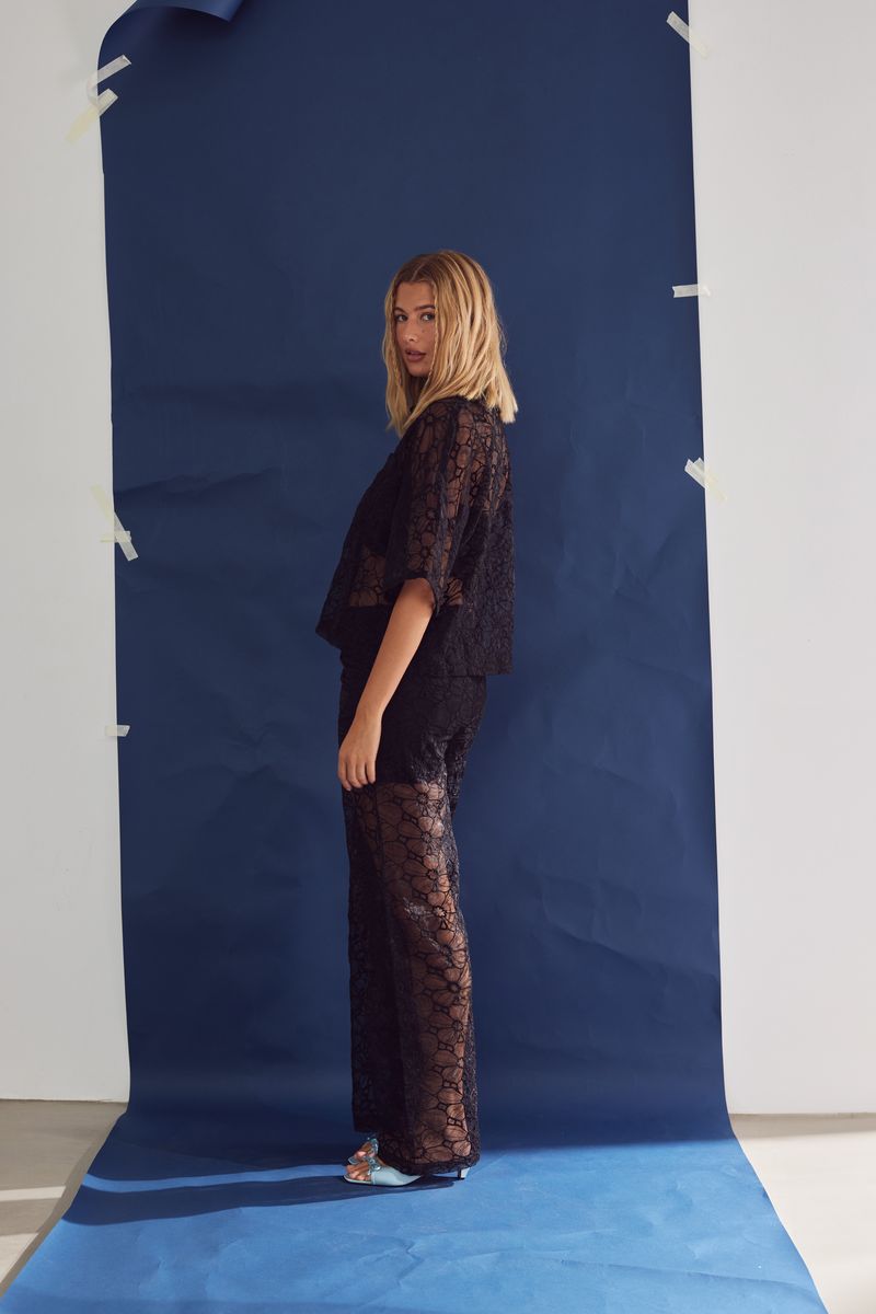 Weite Spitzenhose mit Blumenmuster