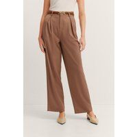 Hochgeschnittene Bundfaltenhose mit weitem Bein