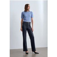 Ausgestellte Hose aus Kunstleder